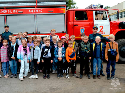 Юные гости посетили Псковскую пожарно-техническую выставку и пожарную часть