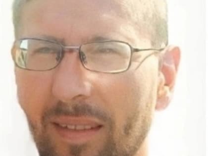 Шатающегося мужчину в кепке продолжают разыскивать в Пскове