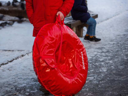 Россиян предупредили о наказаниях за привязанную к автомобилю  «ватрушку»