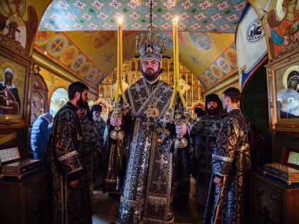 Вечернюю Божественную литургию Преждеосвященных Даров в Псково-Печерской обители совершил епископ Альметьевский и Бугульминский Мефодий