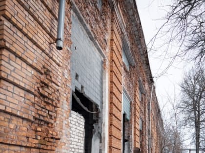 Изоляцию труб теплотрассы на улице Вокзальной в Пскове попытались снять вандалы