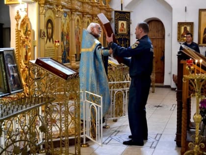 Сотрудники псковского МЧС приняли участие в благодарственных молебнах в честь образа Божией Матери