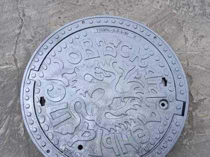 Власти Пскова прокомментировали появление дизайнерских люков на проезжей части улиц