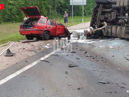 Два человека погибли при столкновении фуры и легкового автомобиля в Псковской области