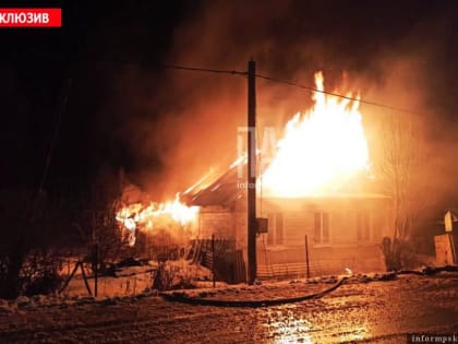 Пожарные ликвидируют возгорание жилого дома в Дно