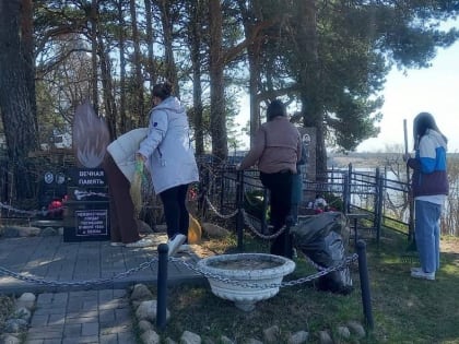 Волонтёры привели в порядок братские захоронения в Псковском районе