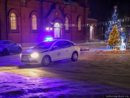Псковские полицейские обеспечили безопасность во время проведения рождественских богослужений