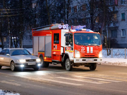 Трактор и гараж загорелись в псковской деревне