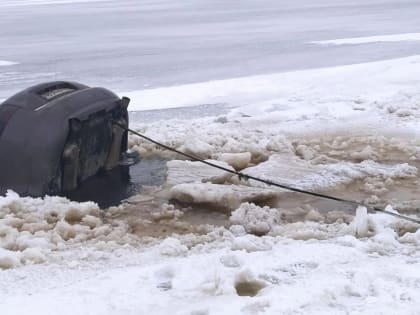 Автомобиль провалился под лед в Псковской области