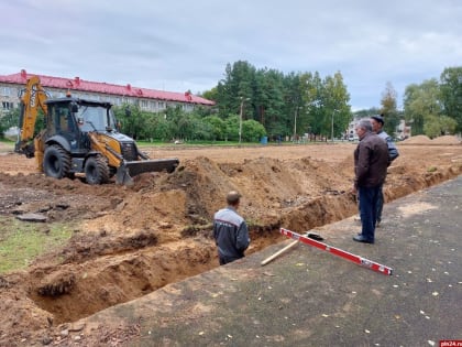 В Пушкинских Горах продолжается строительство пришкольного стадиона и ремонт общежития интерната