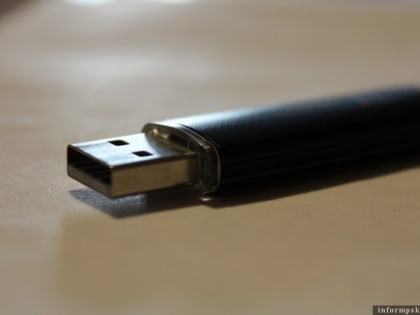На маркетплейсах стали продавать секретные флешки