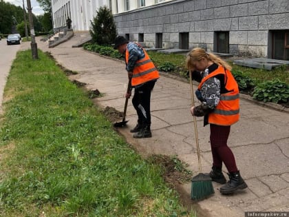 Коммунальные службы продолжают благоустраивать территорию Великих Лук