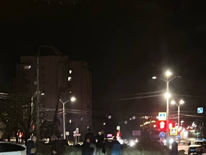 Большая воронка образовалась во время взрыва в Белгороде