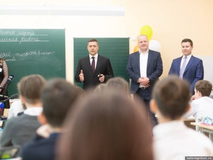 Борис Елкин посетил уроки в новой псковской школе