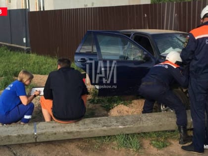 Автомобиль протаранил мачту освещения в Псковском районе