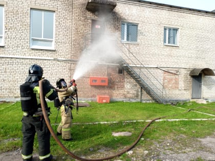 Псковские росгвардейцы и сотрудники ГУ МЧС провели противопожарные учения