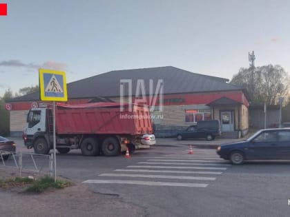 Самосвал зацепил подростка на пешеходном переходе в Великих Луках