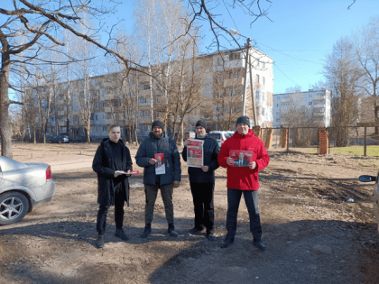 Псковские коммунисты активно агитируют за Н.М. Харитонова