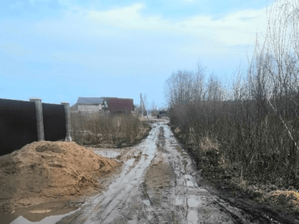 На улице Трояновского подсыпали дорогу после обращения псковичей к Сергею Гаврилову