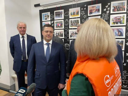 Михаил Ведерников вручил футболки «Za МИР» опочецким волонтерам