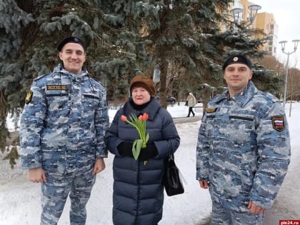 Судебные приставы поздравили женщин на Запсковье с наступающим праздником