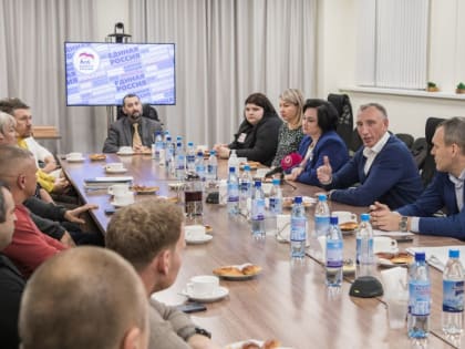 Встречу с общественниками, помогающим участникам СВО, провел Александр Козловский в Великих Луках