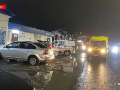 Пожарные потушили горящие автомобили на территории автосервиса в Пскове