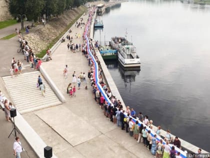 ВИДЕО Псковичи развернули российский флаг более двух километров длиной