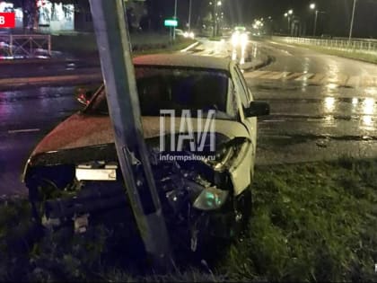 ВАЗ протаранил мачту освещения на кольце на улице Инженерной в Пскове