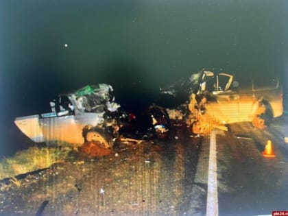 Три человека погибли в результате лобового столкновения автомобилей в Пушкиногорском районе