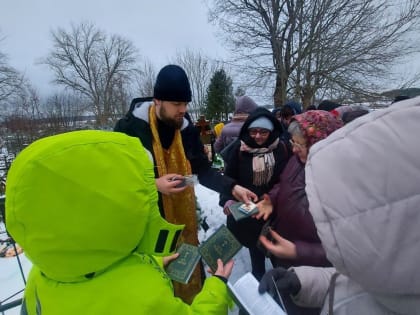 Паломники отслужили панихиду на могиле псковского священника Александра Цыганова