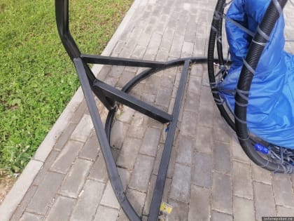 Новые качели в Усвятах сломали вандалы