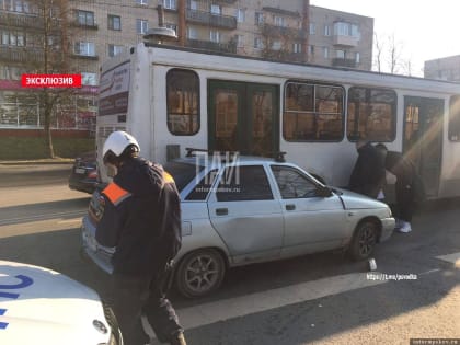 Легковой автомобиль столкнулся с рейсовым автобусом в Пскове