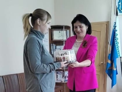 Глава Красногородского района вручила ключи от квартиры девушке-сироте