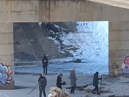 Фотографии играющих у кромки льда детей обсуждают псковичи