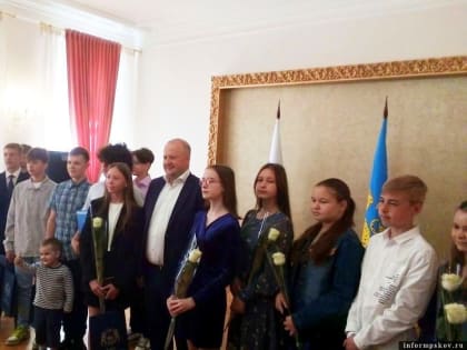 Борис Елкин вручил паспорта юным псковичам