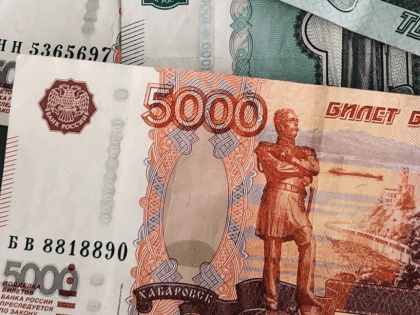 Социальные выплаты получили 2 406 псковских медработников
