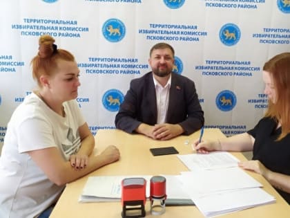 Коммунист предоставил документы на участие в выборах главы Псковского района