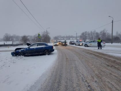 Chevrolet врезался в Тoyota на нерегулируемом перекрёстке в Пскове. ФОТО