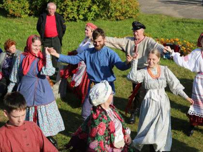 Молодецкие забавы, «Дерево желаний» и «Яблоко с предсказаниями» ждут гостей фестиваля «Знак Русского»