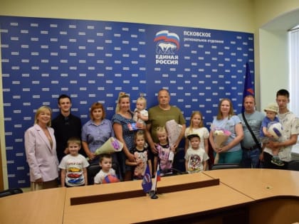 Активистов партии и многодетных поздравили с наступающим Днем семьи, любви и верности