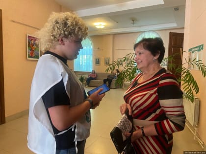 Волонтеры Ресурсных центров продолжают помогать жителям голосовать за благоустройства территорий
