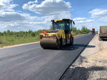 В Псковской области продолжается ремонт дороги, ведущей к Пушкинским Горам