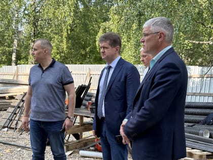 Вице-губернатор поручил увеличить число рабочих для строительства многоквартирного дома в Великолукском районе