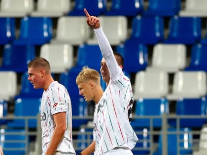 Футболист из Пскова забивает два гола за «Локомотив» в матче с «Зенитом»