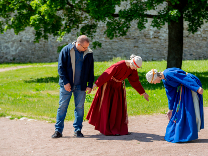 Съёмочная группа телешоу «Формула еды» посетила Изборский музей