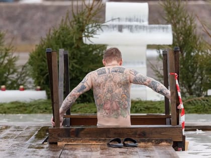 Более полутора тысяч псковичей окунулись в проруби на Крещение