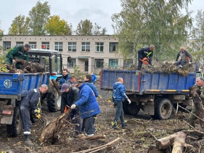 Активисты великолукского отделения «Единой России» вышли на субботник