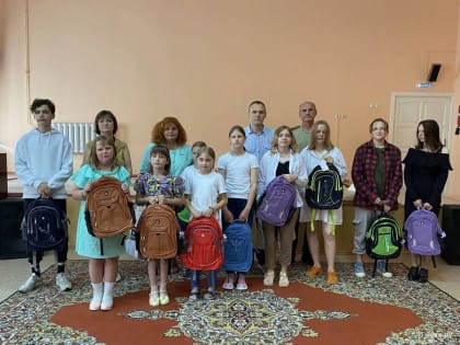 Детям, оставшимся без попечения родителей, подарили школьные рюкзаки