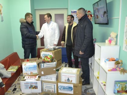 «Коробки храбрости» передали единороссы в медицинские учреждения Пскова
